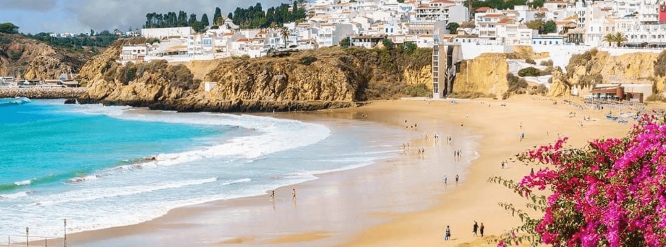 Algarve-onde-o-sol-ilumina-sorrisos-brilhantes